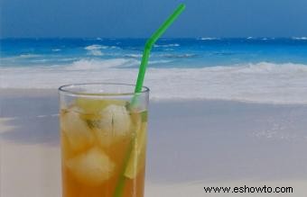 9 recetas fáciles de bebidas tiki con sabor inspirado en la isla
