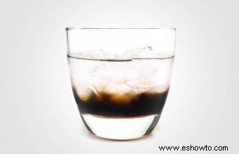 Receta de bebida rusa negra con un sabor audaz y atemporal