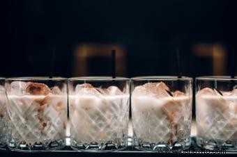 Bebidas de vodka con caramelo para satisfacer su gusto por lo dulce