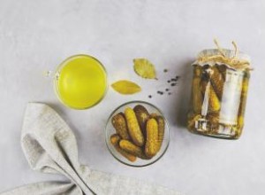 Recetas Clásicas y Creativas de Pickleback: Chupitos y Cócteles con Jugo de Encurtidos