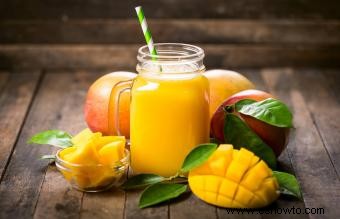 Bebidas creativas de cóctel sin alcohol de mango para mezclarlo