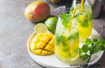Bebidas creativas de cóctel sin alcohol de mango para mezclarlo