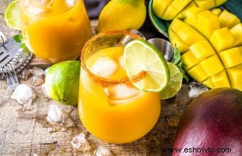 Bebidas creativas de cóctel sin alcohol de mango para mezclarlo