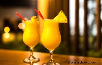 Bebidas creativas de cóctel sin alcohol de mango para mezclarlo