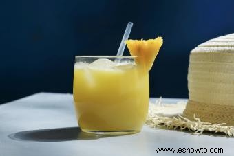 Bebidas de ron con piña que saben a una escapada a la isla