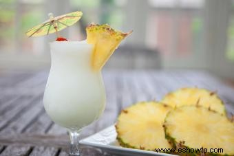 Bebidas de ron con piña que saben a una escapada a la isla