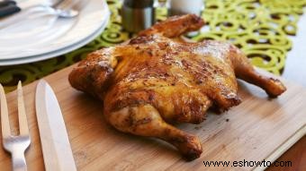 Cómo asar un pollo tierno y crujiente en el horno