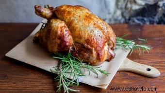 Cómo asar un pollo tierno y crujiente en el horno