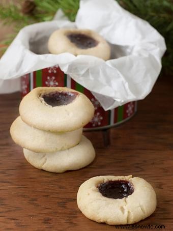 Cinco galletas navideñas de una masa