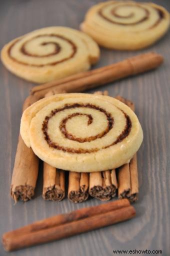 Cinco galletas navideñas de una masa