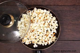 Cómo cocinar palomitas de maíz en la estufa