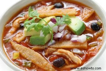 Sopa de tortilla de pollo en olla de cocción lenta fácil y saludable