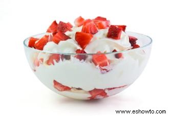 Postre de capas de crema de fresas