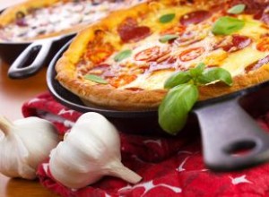 Receta Perfecta de Pizza en Sartén de Hierro Fundido: Crujiente y Fácil