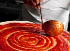Receta de Pizza Casera Tradicional Italiana: Masa Crujiente y Salsa Auténtica Paso a Paso