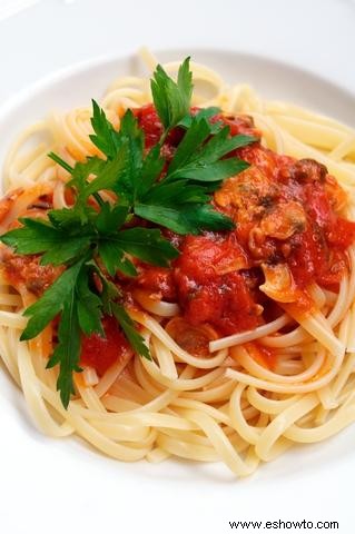 Cómo cocinar espaguetis con salsa de almejas