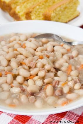 Buena sopa de jamón y frijoles