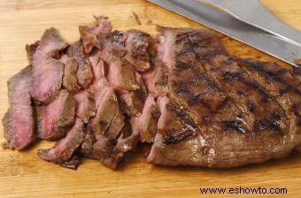 Cómo cocinar bistec de solomillo sin hueso