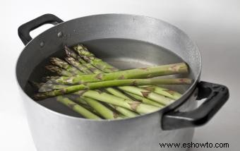 Cómo cocinar espárragos en la estufa