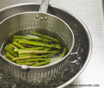 Cómo cocinar espárragos en la estufa