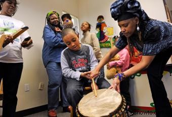 Tradiciones y actividades de Kwanzaa para celebrar las festividades