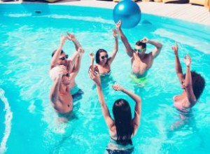 13 Juegos Divertidos y Seguros para Fiestas en Piscina con Adolescentes