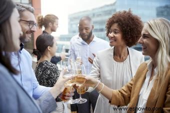 Ejemplos de redacción de invitaciones para Happy Hour de trabajo