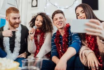 43 temas de fiesta de Navidad para adultos (traviesos o agradables)