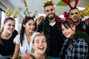 43 temas de fiesta de Navidad para adultos (traviesos o agradables)