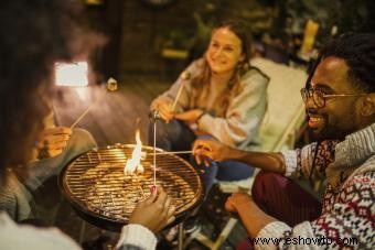 43 temas de fiesta de Navidad para adultos (traviesos o agradables)