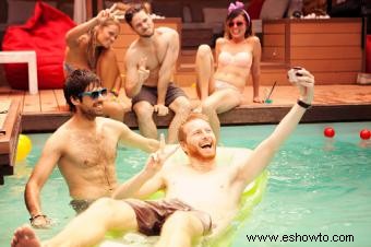 Fiesta en la piscina para adultos