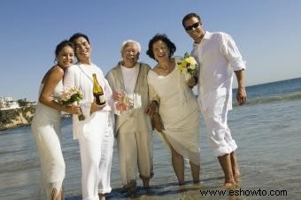 Atuendo de boda en la playa para la madre de la novia