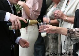 Brunch con champán semanas después de una boda de destino