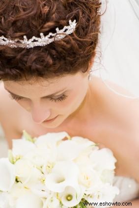 Cómo decorar una tiara de boda 