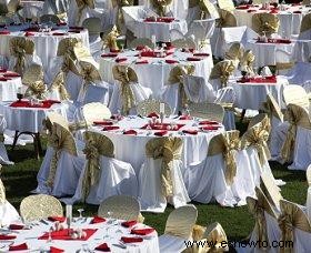 Decorar cada mesa de manera diferente para una boda