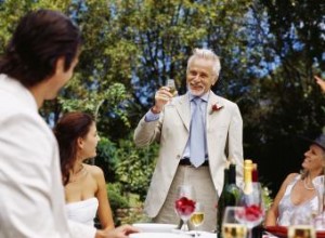 Guía Experta: Cómo Dar un Brindis Inolvidable en la Cena de Ensayo de Boda