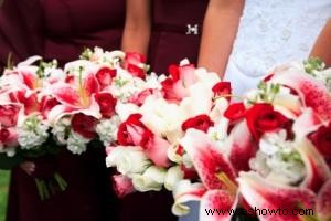 Flores que combinan con vestidos rojos de dama de honor