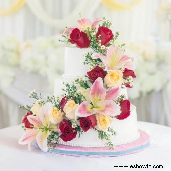 Pasteles de boda sencillos con flores frescas