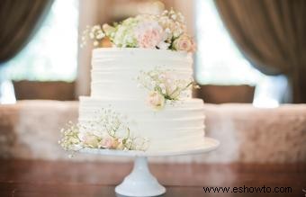 Pasteles de boda sencillos con flores frescas