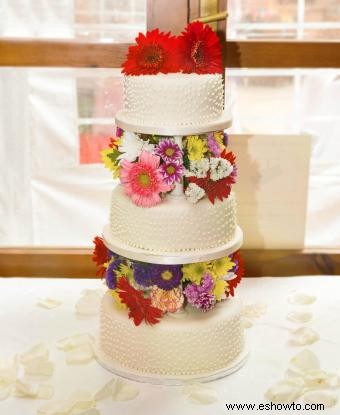 Pasteles de boda sencillos con flores frescas