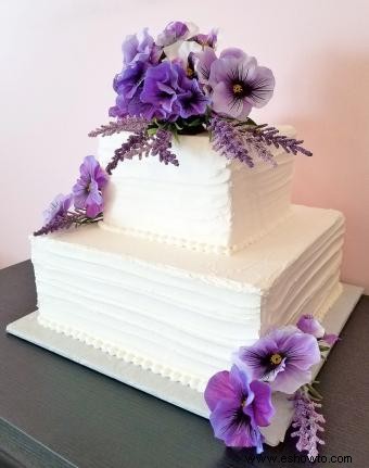 Pasteles de boda sencillos con flores frescas