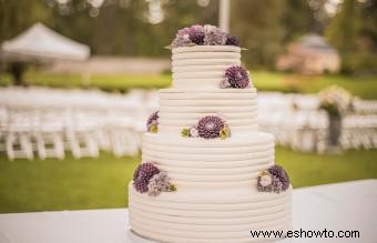 Pasteles de boda sencillos con flores frescas
