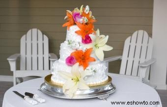 Pasteles de boda sencillos con flores frescas