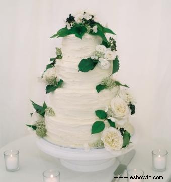 Pasteles de boda sencillos con flores frescas