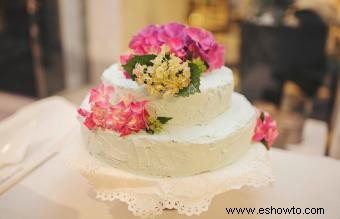 Pasteles de boda sencillos con flores frescas