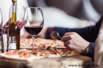 Los mejores vinos para maridar con pizza para una comida inolvidable