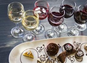 Guía Experta de Maridaje de Vinos con Postres: Recomendaciones y Tabla Ilustrada