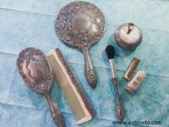 Juegos de cepillos y espejos antiguos que te llevarán atrás en el tiempo