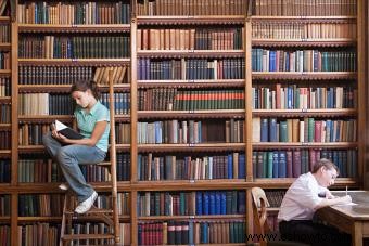 Escaleras de biblioteca antiguas:guía de piezas elegantes de la historia