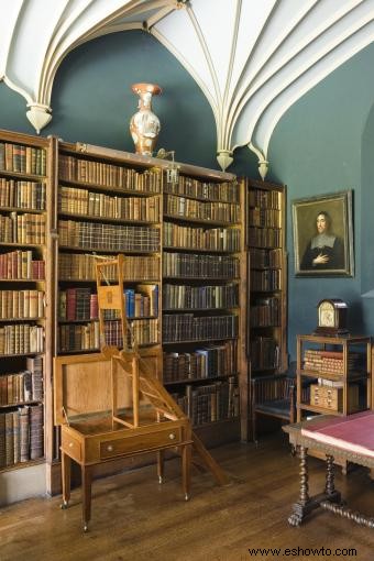 Escaleras de biblioteca antiguas:guía de piezas elegantes de la historia